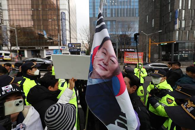 윤석열 전 대통령 첫 공판이 예정된 14일 서울 서초구 서울중앙지법 앞에서 윤 전 대통령 지지자들이 구호를 외치고 있다. 연합뉴스