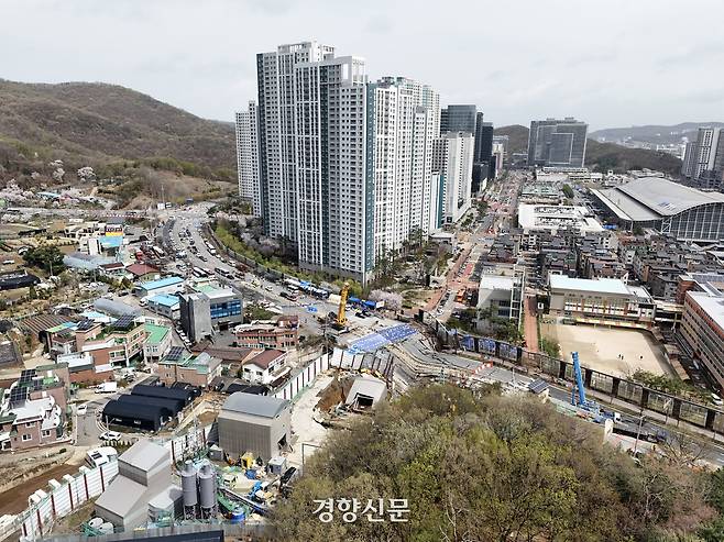 지난 13일 경기 광명시 일직동 신안산선 복선전철 붕괴 사고 현장이 추가 붕괴 우려와 기상악화로 실종자 수색 작업이 중단돼 있다. 2025.4.13 이준헌 기자