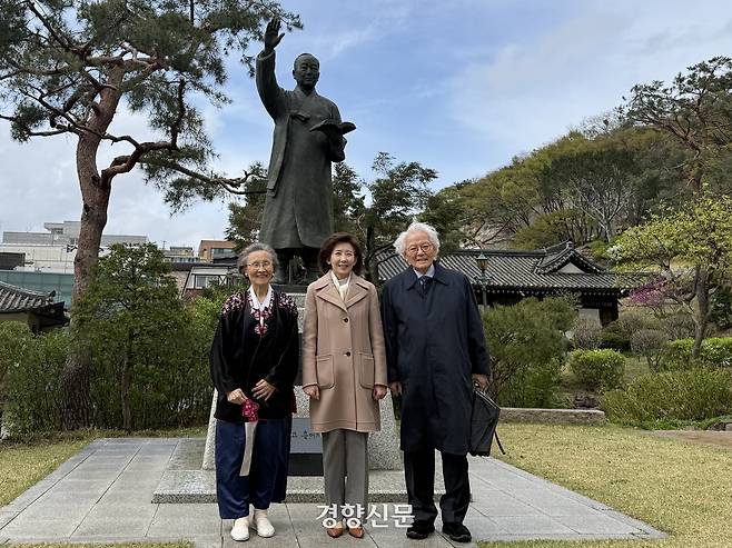 나경원 국민의힘 의원(사진 가운데)이 지난 13일 이승만 전 대통령 동상 앞에서 기념사진을 찍고 있다. 나 의원 캠프 제공.