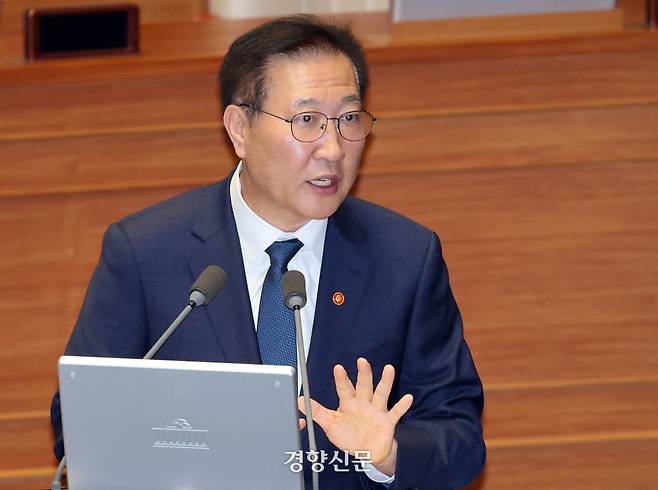 박성재 법무부 장관이 14일 국회 본회의 대정부질문에서 의원 질의에 답하고 있다. 박민규 선임기자