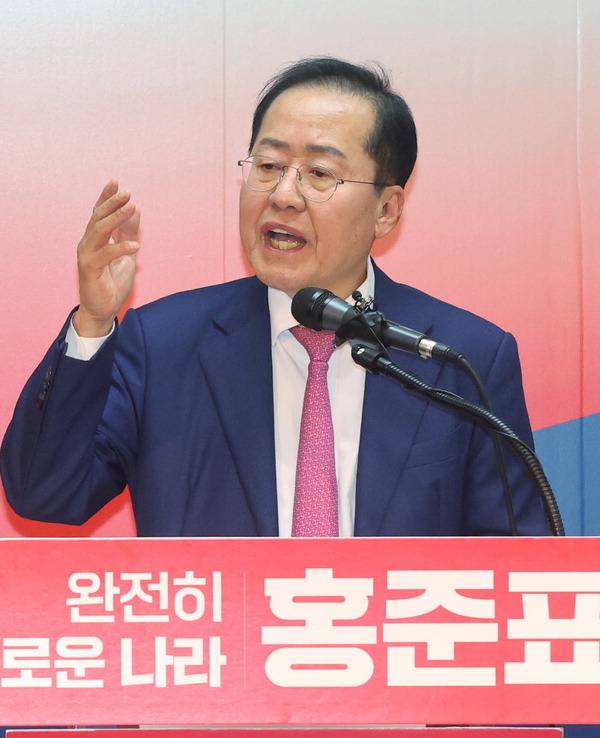 국민의힘 홍준표 전 대구시장이 14일 서울 여의도 캠프에서 대선 출마 선언을 하고 있다.  김정록 기자