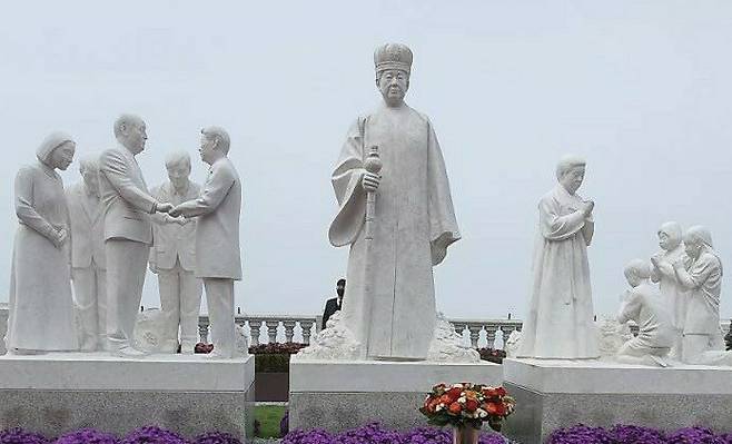 경기도 가평군 세계평화통일가정연합(통일교) 천정궁에 있는 한학자 총재 조각상(가운데). 현대종교 제공