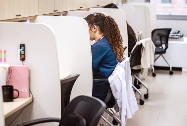 서울지역 한 의과대학 학생이 14일 대학 도서관에서 흰색 가운을 의자에 걸어둔 채 공부하고 있다. 교육부는 이날 전국 의대생 복귀율(수업 참여율)과 관련해 “꾸준히 증가 추세지만 더 지켜보는 게 의미 없다고 판단되면 내년도 의대 모집 인원을 확정하겠다”고 밝혔다. 뉴시스