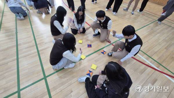 전통놀이 수업에서 성남외고 학생들이 딱지치기 게임을 하고 있다. 박용규기자