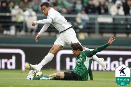 조나탄 슈팅 막는 홍정호