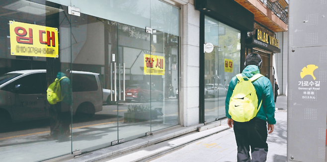 온라인 중심의 소비 패턴 변화와 과도한 임차료 상승등으로 전통 가두상권에 공실이 많이 늘어나고 있다. 13일 서울 강남구 신사동 가로수길 상권 곳곳에 ‘임대문의’ 현수막이 걸려있고 거리는 한산한 모습을 보이고 있다. [사진 = 김호영 기자]