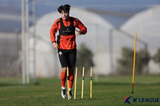 2025년 강원 유니폼을 입고 K리그1 데뷔 시즌을 치르고 있는 강준혁. 사진=한국프로축구연맹