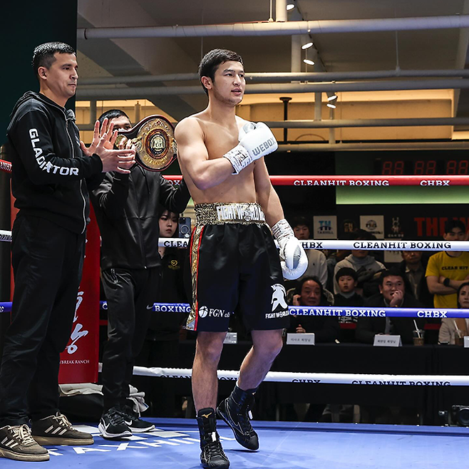 세계복싱협회 라이트급 아시아 챔피언 최시로가 2025년 2월 경기도 클린히트복싱짐 10라운드 국제전 선수 소개를 받고 있다. 사진=FW1 프로모션