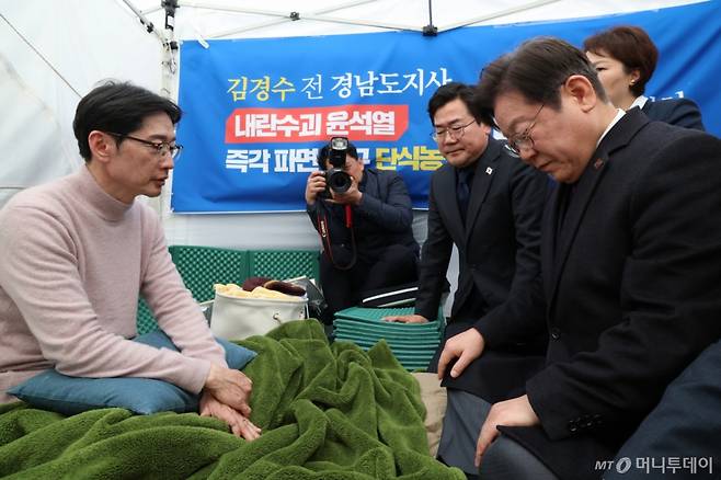 (서울=뉴스1) 임세영 기자 = 이재명 더불어민주당 대표가 21일 서울 종로구 광화문 인근에서 윤석열 대통령의 파면을 촉구하며 13일째 단식 중인 김경수 전 경남도지사의 농성장을 찾아 대화하고 있다. (공동취재) 2025.3.21/뉴스1  Copyright (C) 뉴스1. All rights reserved. 무단 전재 및 재배포,  AI학습 이용 금지. /사진=(서울=뉴스1) 임세영 기자