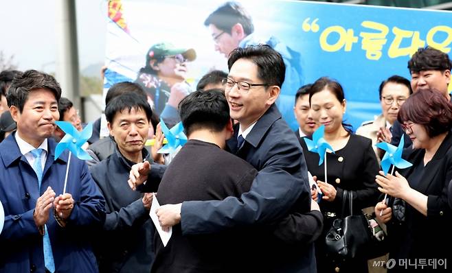 (세종=뉴스1) 김기남 기자 = 더불어민주당 김경수 전 경남도지사가 13일 세종시청에서 제21대 대통령 선거 출마선언을 마친 뒤 시청 광장에서 지지자들과 포옹하고 있다. 2025.4.13/뉴스1  Copyright (C) 뉴스1. All rights reserved. 무단 전재 및 재배포,  AI학습 이용 금지. /사진=(세종=뉴스1) 김기남 기자