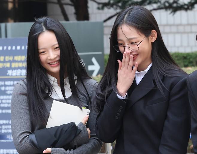 그룹 뉴진스 하니(왼쪽),민지. 사진은 지난 3월7일 서울 서초구 서울중앙지방법원에서 어도어 측이 멤버들을 상대로 제기한 ‘기획사 지위보전 및 광고계약 체결 등 금지’ 가처분 첫 심문기일을 마친 후 찍힌 모습 /사진=뉴스1
