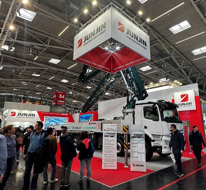 독일 뮌헨에서 지난 7일에서 13일까지 진행된 바우마 2025에서 전시된 전진건설로봇 부스/사진제공=전진건설로봇