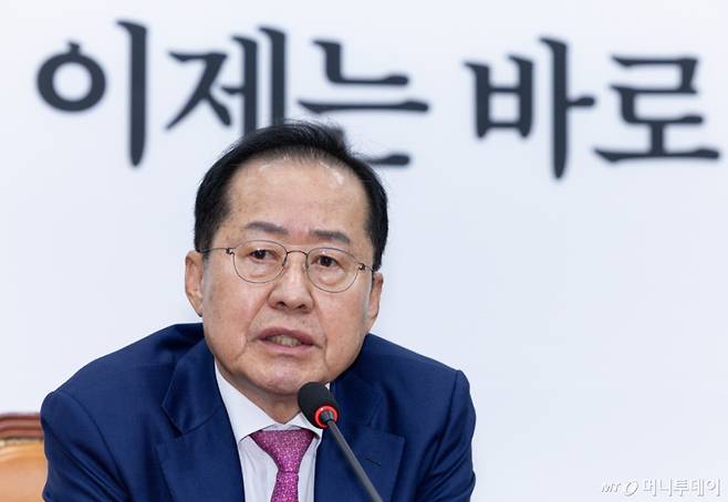 (서울=뉴스1) 이재명 기자 = 제21대 대통령선거에 출마 선언을 앞둔 홍준표 전 대구시장이 14일 오전 서울 여의도 국회에서 권영세 국민의힘 비대위원장과 면담을 갖고 있다. 2025.4.14/뉴스1  Copyright (C) 뉴스1. All rights reserved. 무단 전재 및 재배포,  AI학습 이용 금지. /사진=(서울=뉴스1) 이재명 기자