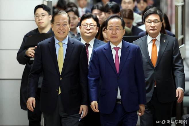 대선출마 의사를 밝힌 홍준표 전 대구시장이 14일 오전 서울 여의도 국회에서 권영세(왼쪽) 국민의힘 비상대책위원장과 면담을 위해 함께 이동하고 있다. 2025.04.14. /사진=뉴시스