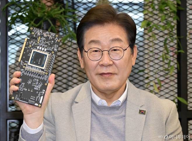 [서울=뉴시스] 국회사진기자단 = 이재명 더불어민주당 대선 예비후보가 14일 서울 강남구 퓨리오사AI에서 퓨리오사AI NPU칩을 들어 보이고 있다. 2025.04.14. photo@newsis.com /사진=고승민