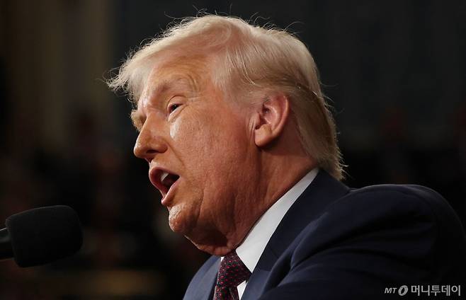 도널드 트럼프 미국 대통령이 지난달 4일(현지시간) 워싱턴 의사당 상·하원 합동회의에서 가진 연설서 "알래스카에 있는 세계 최대 규모 중 하나인 천연가스 파이프라인을 건설하는 사업에 일본, 한국 등이 우리의 파트너가 되기를 원하고 있다"고 밝히고 있다. / AFP=뉴스1