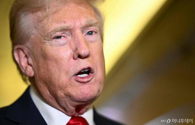 (워싱턴 AFP=뉴스1) 우동명 기자 = 도널드 트럼프 미국 대통령이 13일(현지시간) 플로리다주 팜비치에서 워싱턴 백악관으로 돌아 가기 위해 앤드루스 합동 기지로 향하는 전용기 내서 취재진을 만나 “국가 안보 관련 관세 조사에서 반도체와 전체 전자 공급망을 살펴볼 것”이라고 밝히고 있다. 2025.04.14  ⓒ AFP=뉴스1  Copyright (C) 뉴스1. All rights reserved. 무단 전재 및 재배포,  AI학습 이용 금지. /사진=(워싱턴 AFP=뉴스1) 우동명 기자