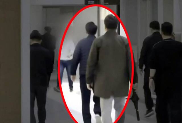 윤석열 전 대통령이 13일 사저가 있는 서울 서초구 아크로비스타 지하 1층 상가에서 경호팀을 대동하고 산책하고 있다. JTBC 캡처