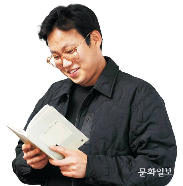 신작 시집 ‘마중도 배웅도 없이’를 출간한 박준 시인.  박윤슬 기자