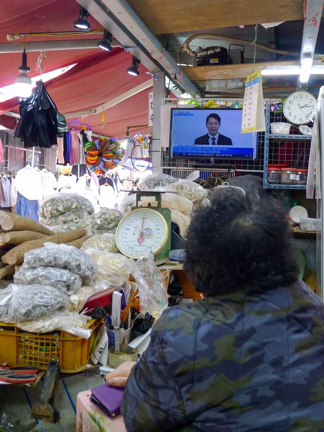 13일 대구 서문시장에서 한 상인이 오세훈 서울시장의 국민의힘 대선 경선 불출마와 관련한 TV 뉴스를 시청하고 있다.