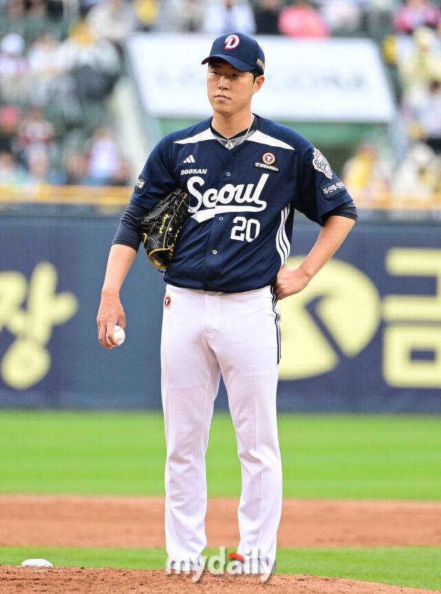 2025년 4월 12일 오후 서울 잠실구장에서 진행된 '2025 신한 SOL뱅크 KBO 리그' 두산 베어스와 LG 트윈스의 경기. 두산 선발투수 김유성이 4회말 2사 만루서 마운드에 오르는 투수 코치를 보며 아쉬워하고 있다./마이데일리