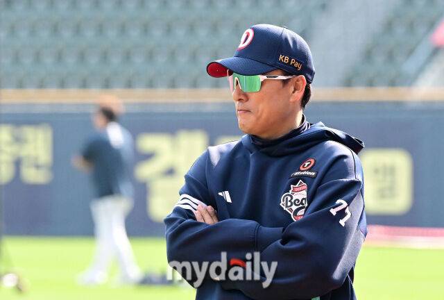 2025년 4월 10일 오후 서울 잠실구장에서 진행된 '2025 신한 SOL뱅크 KBO 리그' 한화 이글스와 두산 베어스의 경기. 두산 이승엽 감독이 훈련을 지켜보고 있다./마이데일리