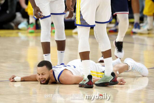 커리가 14일 LA 클리퍼스와 경기에서 파울을 당한 뒤 넘어져 있다. /게티이미지코리아