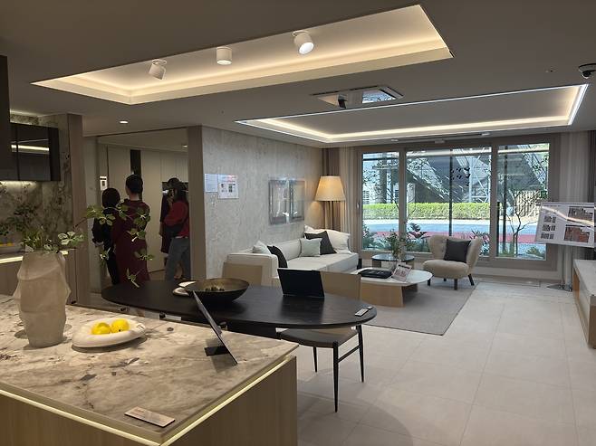 11일 ‘힐스테이트 용인마크밸리’ 견본주택 84타입 유닛 거실 모습. [정주원 기자]