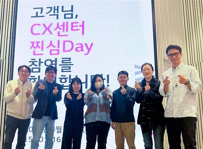 서울 용산구 LG유플러스 용산사옥에서 김새라 전무(오른쪽 두번째)가 ‘찐심데이’에 참여한 고객들과 기념 촬영하는 모습. [LG유플러스 제공]