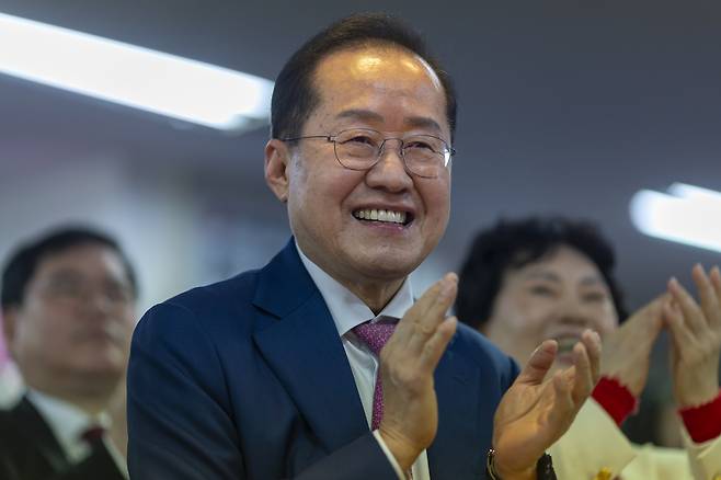 홍준표 전 대구시장이 14일 오후 서울 여의도 대하빌딩에 마련된 선거 사무소에서 제21대 대통령 선거 출마 선언을 앞두고 박수를 치고 있다. 임세준 기자