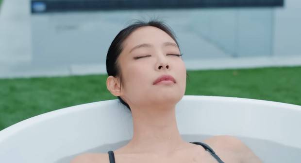 콜드 플런지을 즐기는 제니(Cold Plunging with JENNIE)/‘보그’ 공식 채널