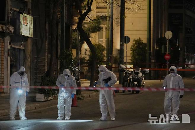 [아테네=AP/뉴시스] 그리스의 철도회사 헬레닉 트레인 본사에서 4월 11일(현지시간)  폭탄이 터진 뒤 경찰과 과학수사대가 현장 검증을 하고 있다. 2025. 04.14.