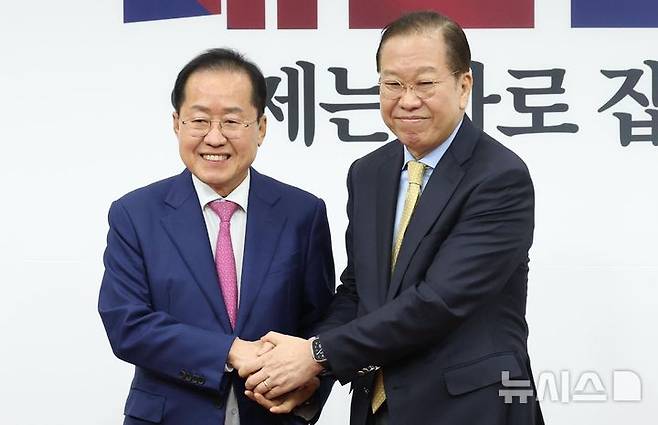 [서울=뉴시스] 조성봉 기자 = 대선출마 의사를 밝힌 홍준표 전 대구시장이  14일 오전 서울 여의도 국회에서 권영세 (오른쪽) 국민의힘 비상대책위원장과 면담을 하기 전 악수를 하고 있다. 2025.04.14. suncho21@newsis.com