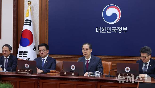 [서울=뉴시스] 조수정 기자 = 한덕수 대통령 권한대행 국무총리가 14일 정부서울청사에서 열린 국무회의를 주재하고 있다. 2025.04.14. chocrystal@newsis.com