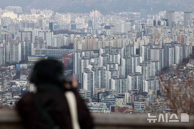 [서울=뉴시스] 김명년 기자 = 사진은 3월 30일 서울 남산에서 바라본 아파트 단지. 2025.03.30. kmn@newsis.com