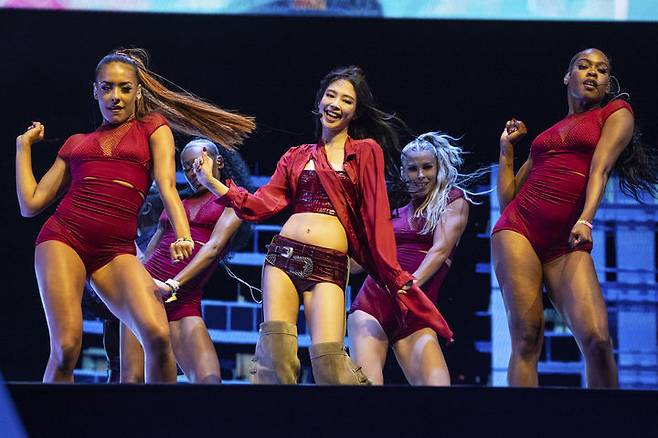 [인디오=AP/뉴시스] 블랙핑크의 제니(가운데)가 13일(현지 시간) 미 캘리포니아 인디오의 엠파이어 폴로 클럽에서 열린 '코첼라 밸리 뮤직 앤드 아츠 페스티벌'(코첼라)에 출연해 공연을 펼치고 있다. 2025.04.14.