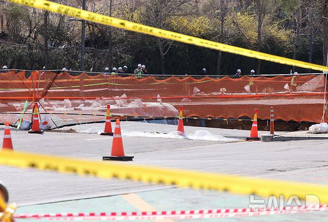 [서울=뉴시스] 이영환 기자 = 31일 오전 서울 강동구 명일동 대형 땅꺼짐(싱크홀) 사고 현장에서 강동수도사업소, 서울아리수본부 관계자들이 현장을 살펴보고 있다.국토교통부는 지난 24일 명일동에서 발생한 대형 지반침하 사고 원인을 규명하기 위해 중앙지하사고조사위원회(사조위)를 구성·운영하며 사조위는 전문성과 객관성을 확보하기 위해 제4기 중앙지하사고조사위원단(2025년1월~2026년12월 62명) 소속 전문가로 구성했다. 사조위는 이날부터 오는 5월30일까지 2개월간 조사를 실시할 방침이다. 2025.03.31. 20hwan@newsis.com