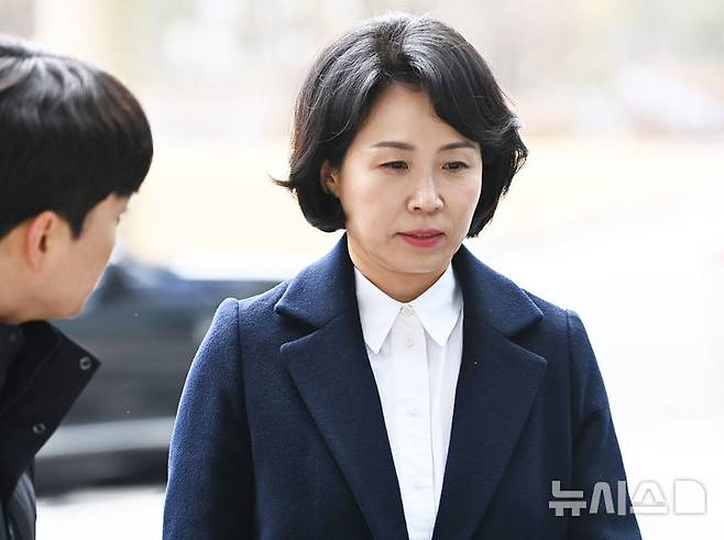 [수원=뉴시스] 김종택 기자 = 공직선거법위반 혐의로 벌금형을 선고받은 이재명 더불어민주당 대표의 배우자 김혜경씨가 18일 경기도 수원시 영통구 수원지방법원에서 열리는 항소심 첫 공판에 출석하고 있다. 2025.03.18. jtk@newsis.com