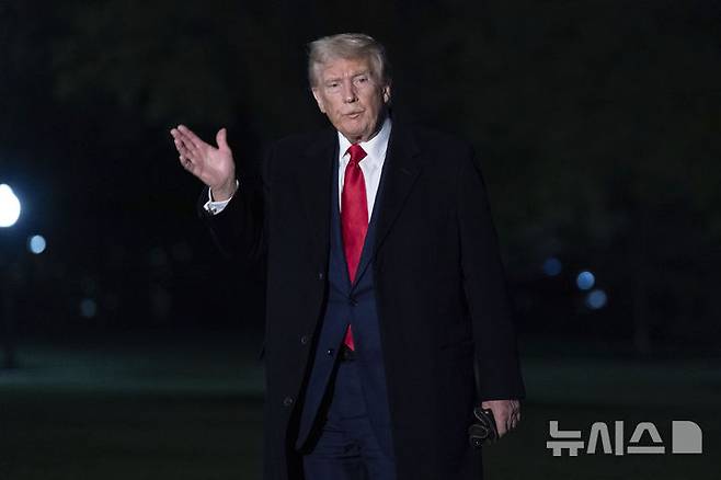 [워싱턴=AP/뉴시스]도널드 트럼프 미국 대통령이 13일(현지 시간) 백악관 사우스론에서 기자들에게 손을 흔들고 있다. 2025.04.14.
