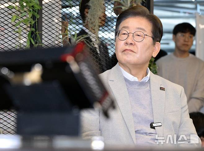 [서울=뉴시스] 국회사진기자단 = 제21대 대통령 선거 출마를 선언한 이재명 더불어민주당 전 대표가 14일 서울 강남구 퓨리오사AI에서 백준호 퓨리오사AI 대표의 기술 소개를 듣고 있다. 2025.04.14. photo@newsis.com