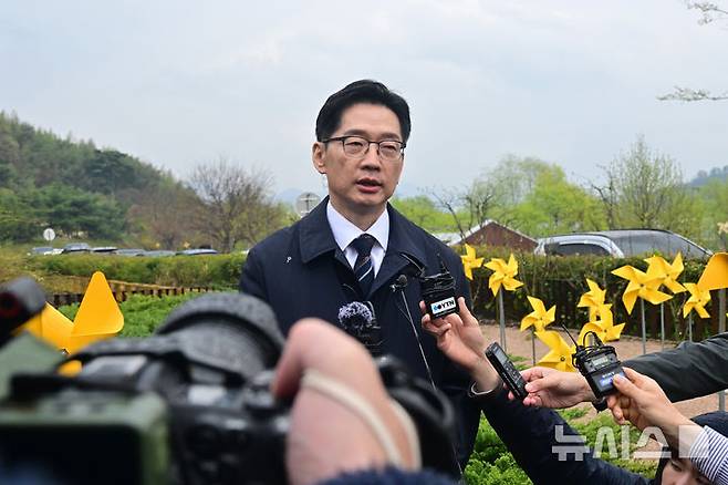 [김해=뉴시스] 차용현 기자 = 더불어민주당 대선경선후보 김경수 전 경남지사가 14일 오후 경남 김해시 진영읍 봉하마을 故 노무현 전 대통령 묘역을 참배한 후 취재진의 질문에 답변하고 있다. 2025.04.14.con@newsis.com