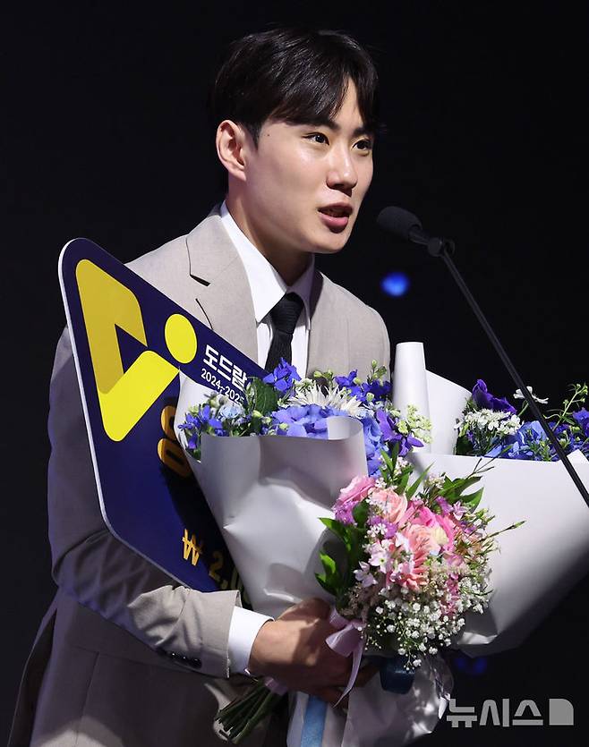 [서울=뉴시스] 추상철 기자 = 14일 오후 서울 서대문구 스위스 그랜드 호텔에서 열린 '2024-2025 V리그 시상식', 남자부 영플레이어상을 수상한 우리카드 한태준이 소감을 밝히고 있다. 2025.04.14. scchoo@newsis.com