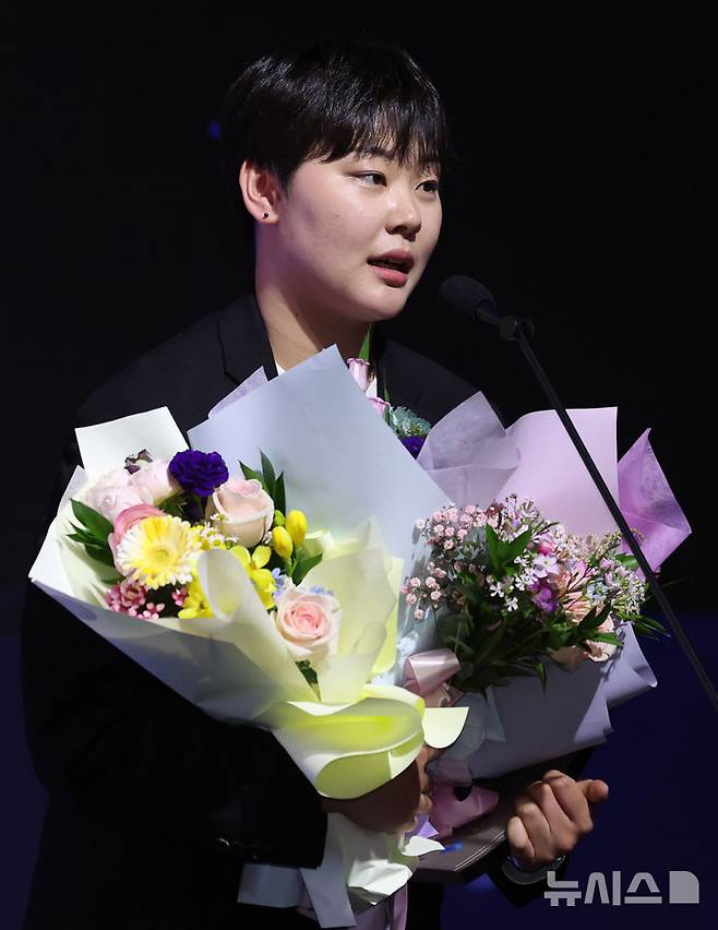 [서울=뉴시스] 추상철 기자 = 14일 오후 서울 서대문구 스위스 그랜드 호텔에서 열린 '2024-2025 V리그 시상식', 여자부 영플레이어상을 수상한 한국도로공사 김다은이 소감을 밝히고 있다. 2025.04.14. scchoo@newsis.com