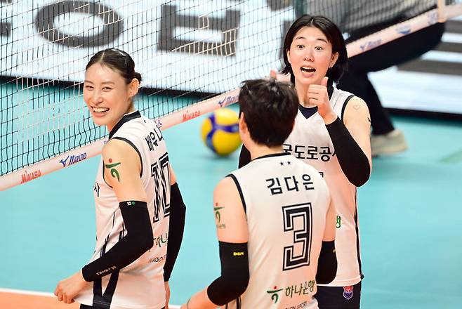 [서울=뉴시스] 여자 배구 한국도로공사 강소휘(뒤)가 지난해 11월10일 서울 장충체육관에서 열린 도드람 2024~2025 V-리그 여자부 경기에서 GS칼텍스를 상대로 득점에 성공한 뒤 배유나(왼쪽)와 김다은을 격려하고 있다. (사진=KOVO 제공) 2024.11.10. *재판매 및 DB 금지