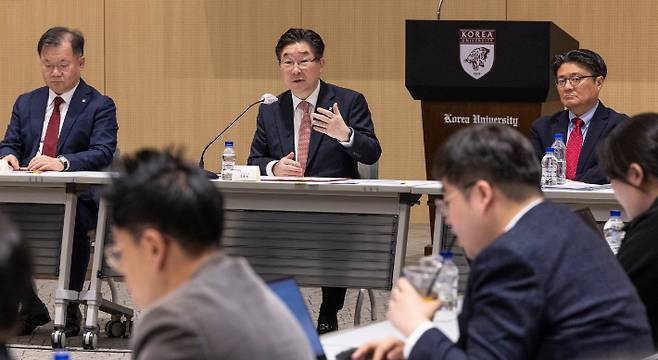 김동원 고려대학교 총장(가운데)이 14일 서울 성북구 안암동 고려대 SK미래관 최종현 홀에서 열린 개교 120주년 및 취임 2주년 총장 초청 기자간담회에서 인사말을 하고 있다. 연합뉴스