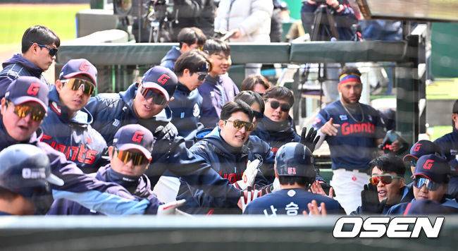 [OSEN=부산, 이석우 기자] 13일 부산 사직야구장에서 2025 신한 SOL 뱅크 KBO 리그 롯데 자이언츠와 NC 다이노스의 경기가 열렸다. 주말 3연전 동안 NC 다이노스가 창원NC파크 대신 사직야구장을 홈구장으로 사용한다. 홈팀 NC는 이용찬, 방문팀 롯데는 김진욱이 선발 출전했다.롯데 자이언츠 선수들이 1회초 2사 만루 전준우의 좌중간 2타점 2루타때 득점을 올린 나승엽, 고승민과 기쁨을 나누고 있다. 2025.04.13 / foto0307@osen.co.kr