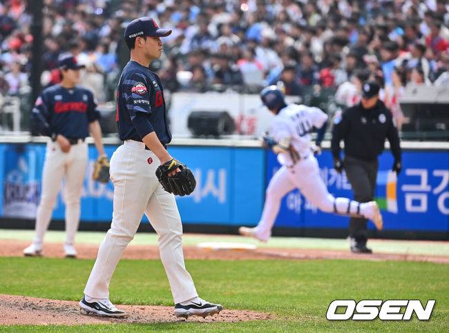 [OSEN=부산, 이석우 기자] 13일 부산 사직야구장에서 2025 신한 SOL 뱅크 KBO 리그 롯데 자이언츠와 NC 다이노스의 경기가 열렸다. 주말 3연전 동안 NC 다이노스가 창원NC파크 대신 사직야구장을 홈구장으로 사용한다. 홈팀 NC는 이용찬, 방문팀 롯데는 김진욱이 선발 출전했다.롯데 자이언츠 김진욱이 2회말 무사 1루 NC 다이노스 김휘집에게 좌월 2점 홈런을 맞고 아쉬워하고 있다. 2025.04.13 / foto0307@osen.co.kr