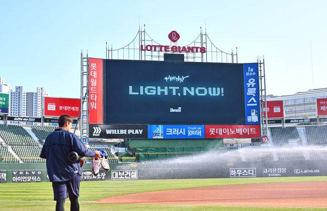 [OSEN=부산, 이석우 기자] 11일 부산 사직야구장에서 2025 신한 SOL 뱅크 KBO 리그 롯데 자이언츠와 NC 다이노스의 경기가 열린다. 주말 3연전 동안 NC 다이노스가 창원NC파크 대신 사직야구장을 홈구장으로 사용한다. 사직야구장 전광판에 NC 다이노스 캐치프레이즈가 보여지고 있다. 2025.04.11 / foto0307@osen.co.kr
