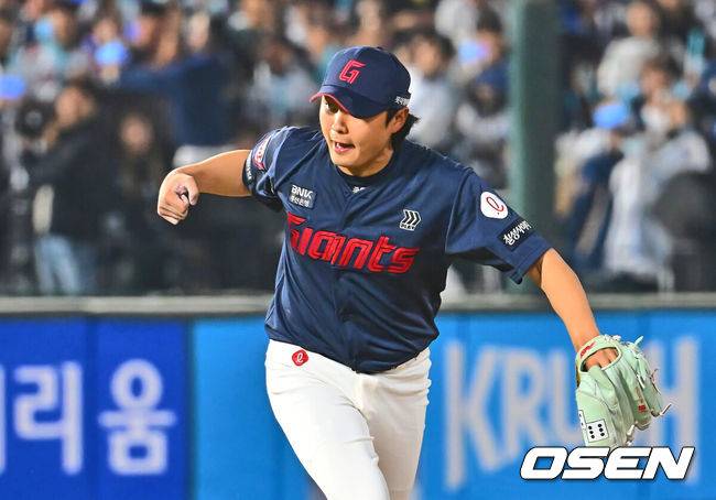 [OSEN=부산, 이석우 기자] 11일 부산 사직야구장에서 2025 신한 SOL 뱅크 KBO 리그 롯데 자이언츠와 NC 다이노스의 경기가 열린다. 주말 3연전 동안 NC 다이노스가 창원NC파크 대신 사직야구장을 홈구장으로 사용한다. 홈팀 NC는 김태경, 방문팀 롯데는 박세웅이 선발 출전 했다.롯데 자이언츠 정철원이 8회말 NC 다이노스 권희동을 삼진으로 잡고 포효하고 있다. 2025.04.11 / foto0307@osen.co.kr