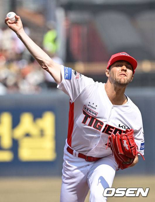 [OSEN=조은정 기자]22일 광주KIA챔피언스필드에서 2025 신한 SOL Bank KBO리그 KIA 타이거즈와 NC 다이노스의 개막전이 열린다.홈팀이자 디펜딩 챔피언 KIA는 에이스 제임스 네일을 출격, 원정팀 NC는 새 외국인 투수 로건 앨런을 선발로 내세웠다.1회초 KIA 선발 네일이 역투하고 있다. 2025.03.22 /cej@osen.co.kr